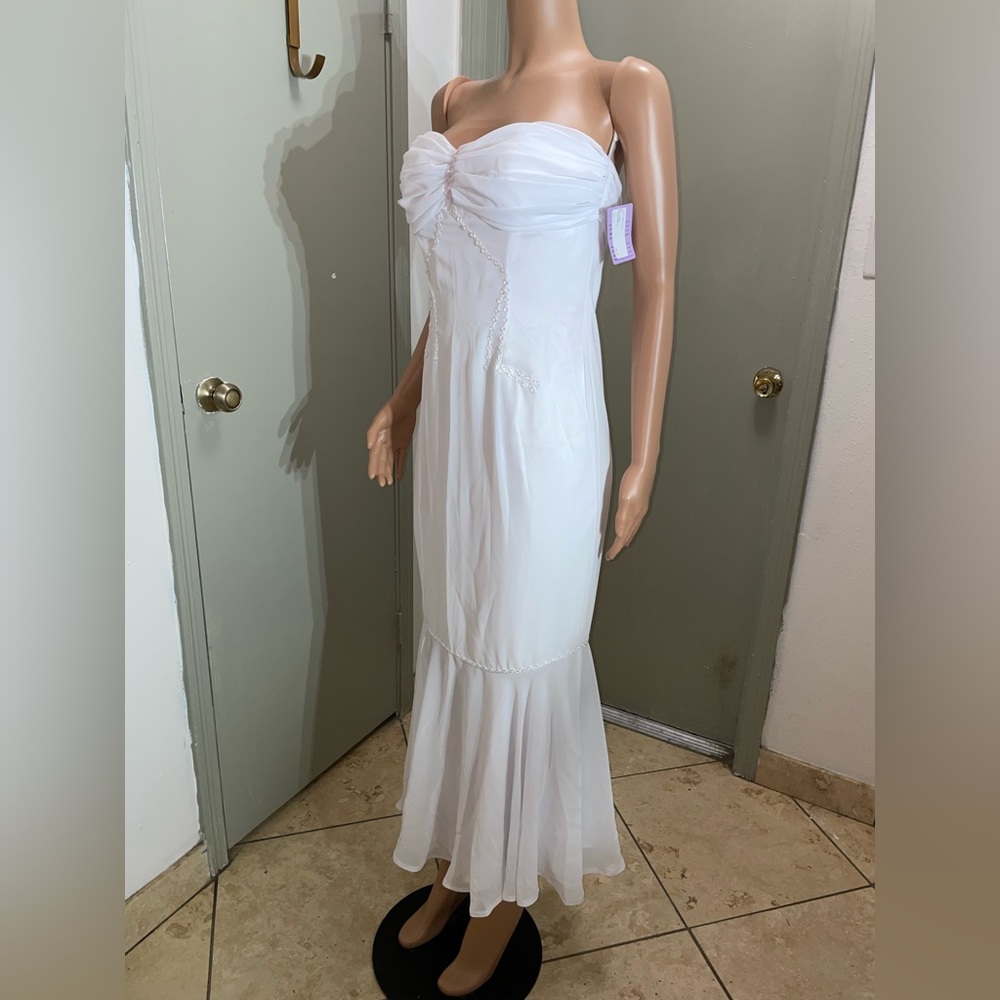 René Moiselle  A Line White Strapless Wedding Dress with Bottom Flare Size 10